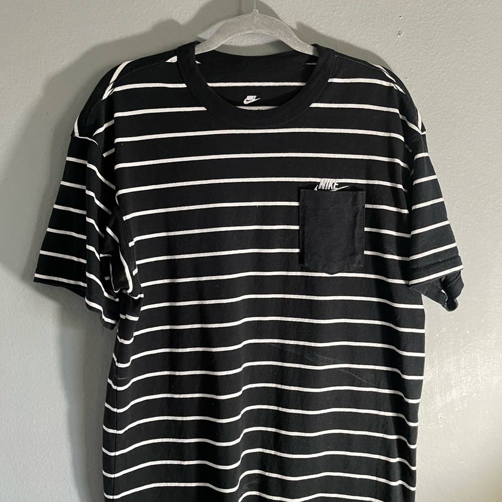 Nike Men's Black Striped T-Shirt